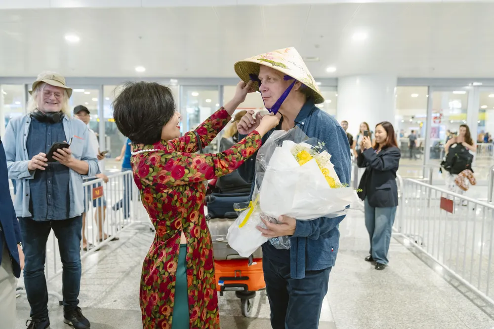 Các nghệ sĩ rất thích thú khi được tặng nón lá NA_09533.jpg