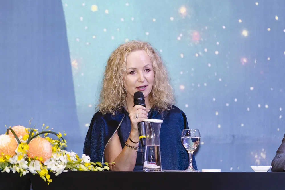 Fionnuala Sherry cảm thấy tuyệt vời khi được góp phần hoạt động thiện nguyện đầy ý nghĩa của Fionnuala Sherry CENR9443.jpg
