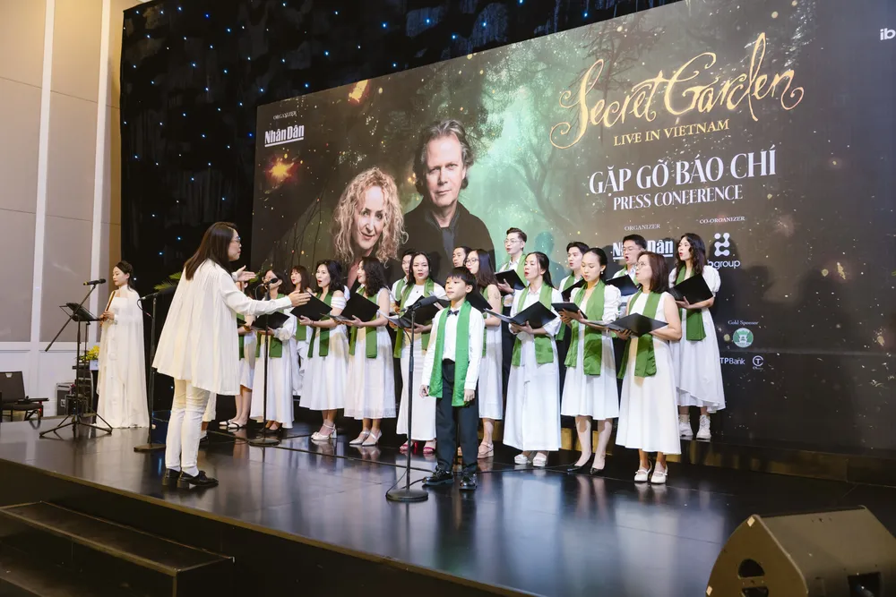 Các nghệ sĩ biểu diễn bài “You Raise Me Up” NA_00716.jpg