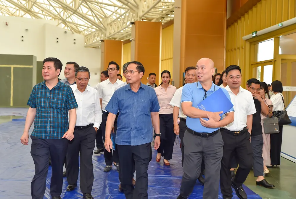Phó Thủ tướng Chính phủ Bùi Thanh Sơn cùng Bộ trưởng Bộ Công thương Nguyễn Hồng Diên kiểm tra công tác tổ chức Hội chợ Mùa Thu 2025 NAM_5723.jpg