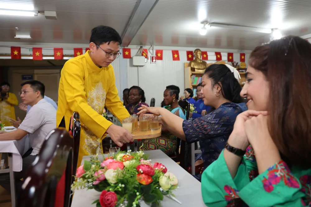 Các thành viên của Bệnh viện Dã chiến cấp 2 số 7 lan tỏa tinh thần 20-10 tại vùng đất châu Phi xa xôi B07A3532.JPG