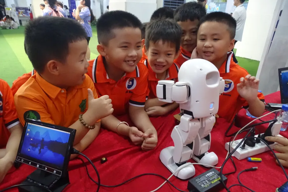 Tác phẩm "Niềm vui được làm quen cùng robot" dsc04835.jpg