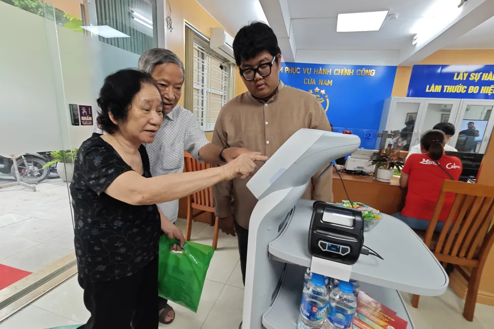 Tác phẩm "Robot làm nhân viên AI phục vụ hành chính công tại Hà Nội" được trao giải nhất robot-2 (1).jpg