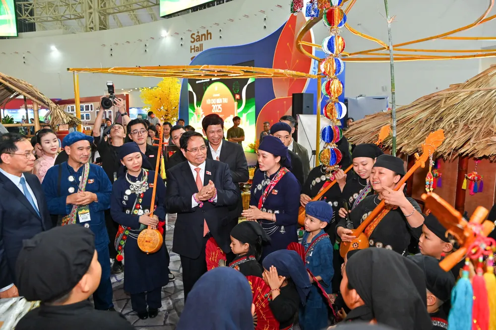 Thủ tướng Phạm Minh Chính cũng lưu ý nhiều vấn đề trong công tác tổ chức để hội chợ diễn ra trọn vẹn, an toàn TTg7.jpg
