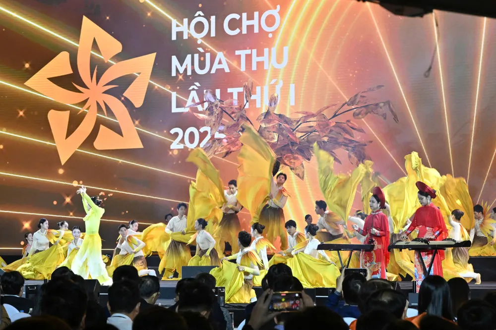 Chương trình nghệ thuật trong lễ khai mạc. Ảnh: VIẾT CHUNG 7166ec42-1f82-4a9e-b962-687e9eb0ad4c.jpg