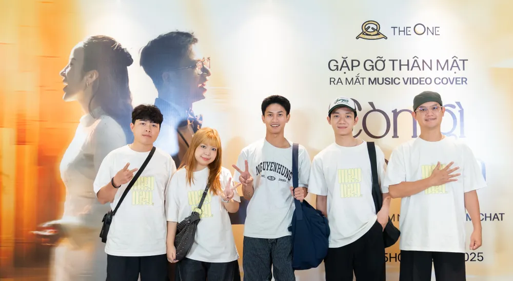 Tác giả Nguyễn Hùng và các thành viên của nhóm nhạc Maydays trong buổi ra mắt MV DSC05856.jpg