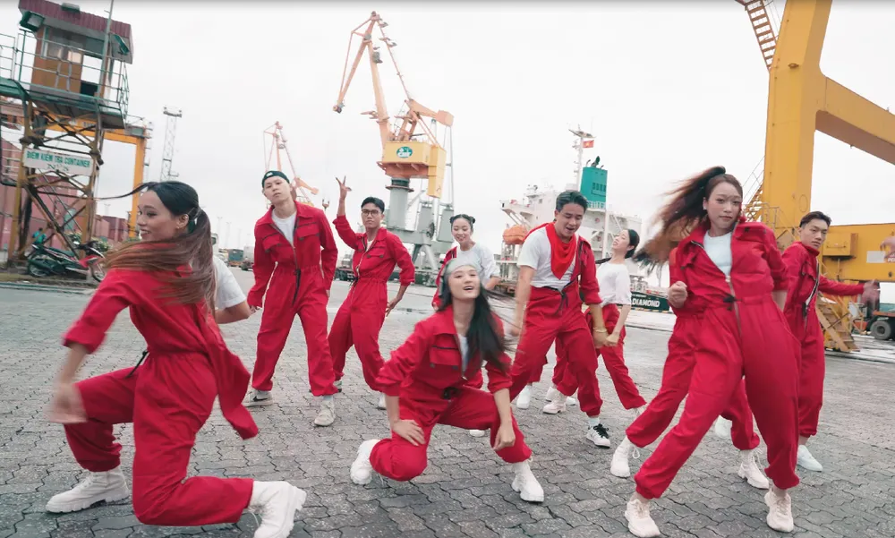 Cảng Hải Phòng là một trong những điểm làm bối cảnh quay của video mua 3.png