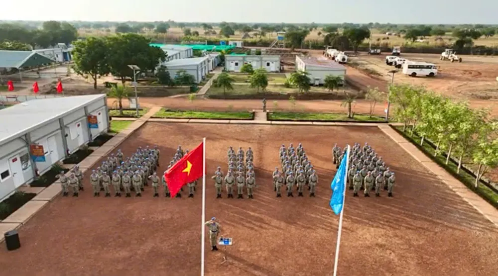 Xúc động lễ chào cờ của những chiến sĩ “mũ nồi xanh” Việt Nam tại vùng đất Abyei 