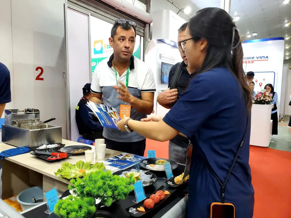 Khách hàng tham quan trải nghiệm gian hàng tại Triển lãm quốc tế Thực phẩm và Đồ uống 2025. Ảnh: HÀ NGUYỄN