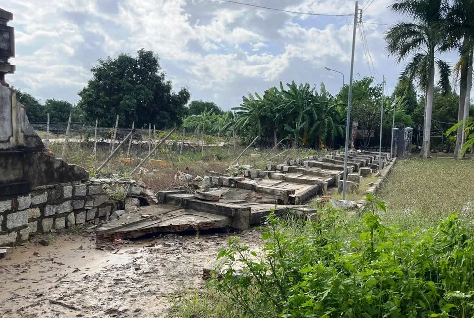 Di tích quốc gia Văn miếu Diên Khánh bị sập 40m hàng rào. Ảnh: XUÂN HƯỚNG