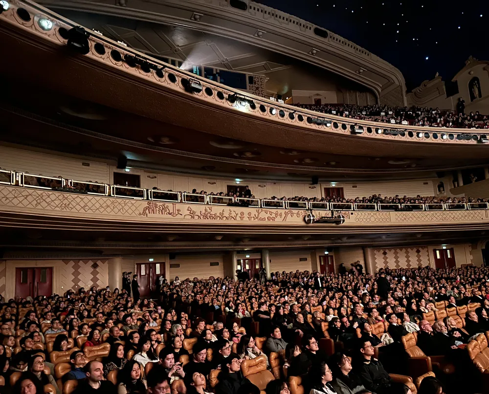 그랜드 렉스 극장의 2,000개 이상의 좌석이 채워졌습니다. 16.jpg