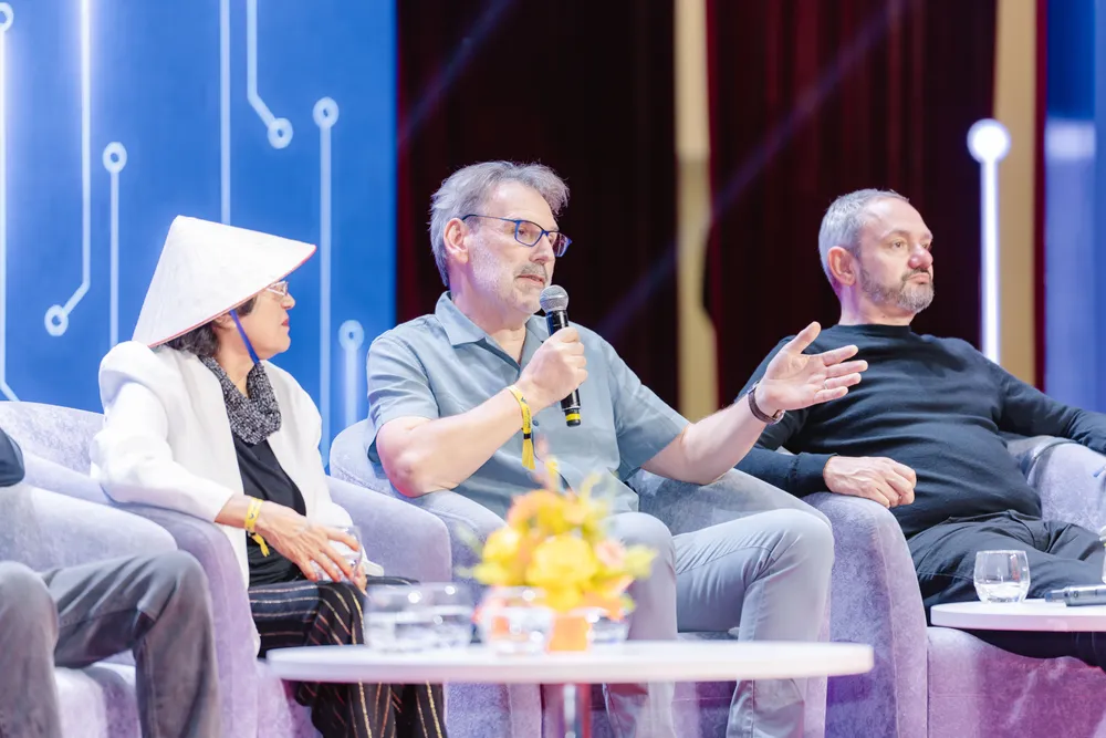 Các chủ nhân Giải thưởng VinFuture 2025 truyền lửa khoa học cho sinh viên