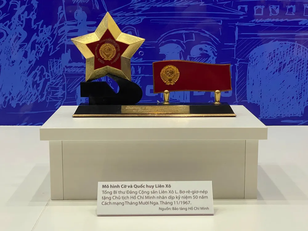 mô hình cờ và quốc huy.png