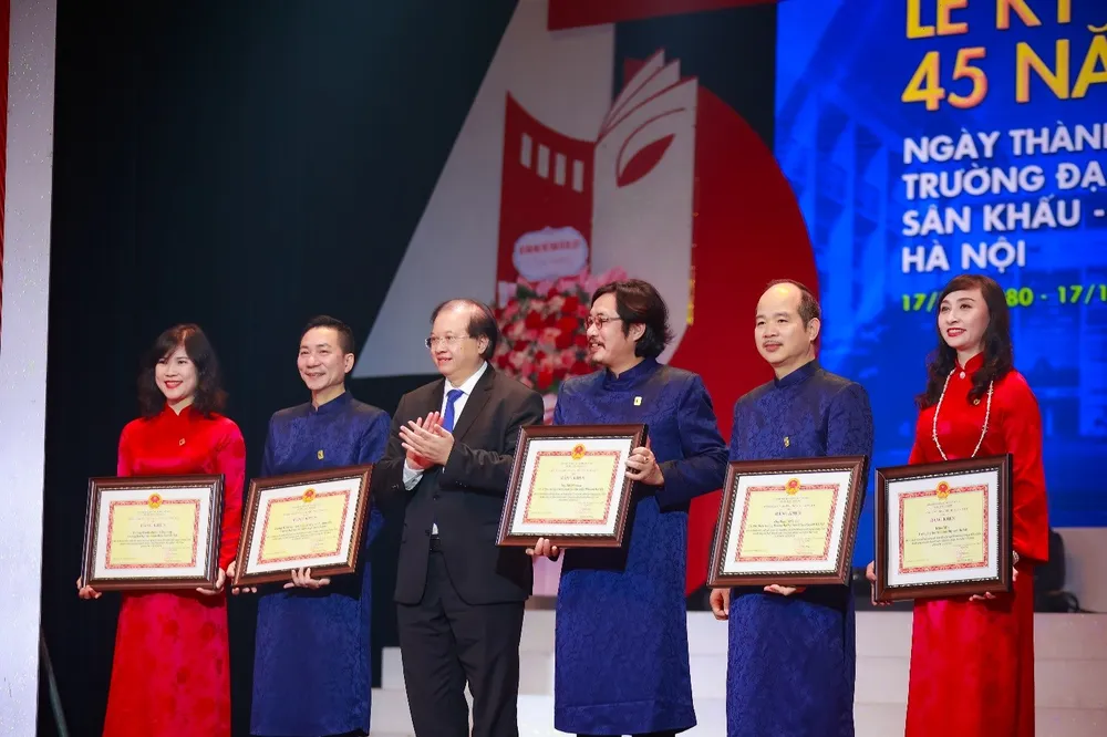 Trao bằng khen cho các tập thể và cá nhân tiêu biểu của trường nhân kỷ niệm 45 năm thành lập