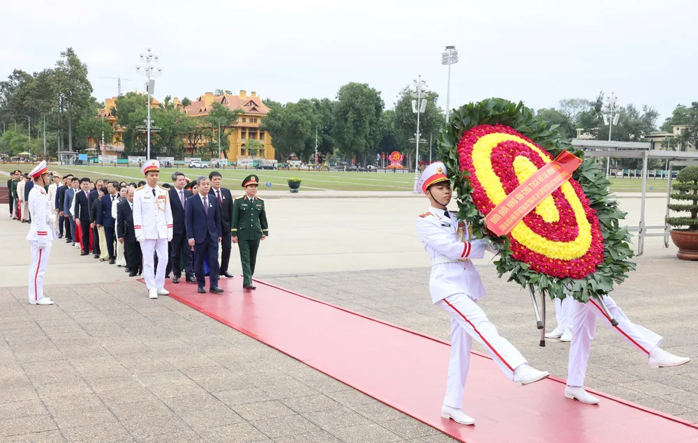 Lễ báo công dâng Bác. Ảnh: VIẾT CHUNG