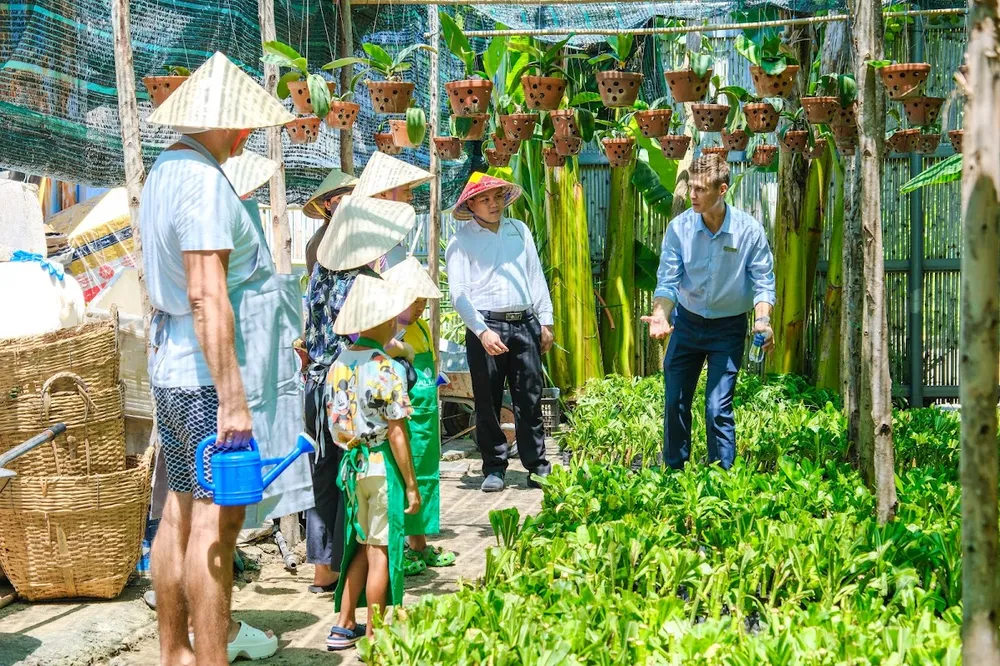 Du khách nước ngoài tham quan tại Việt Nam