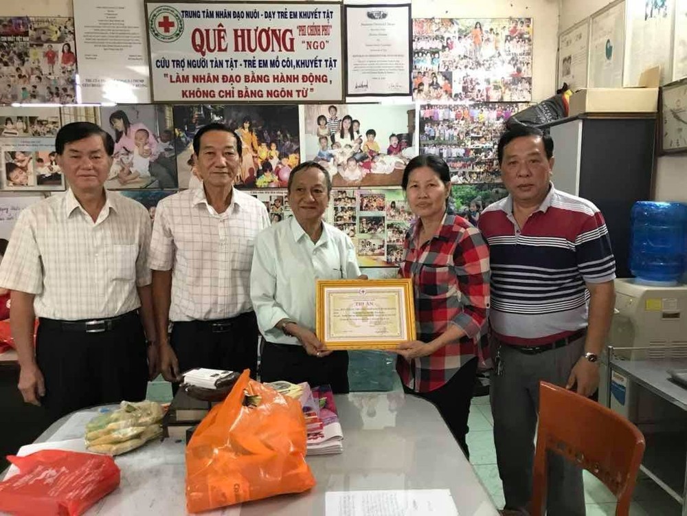 龍木天后宮理事長王永勝（左三）接受該中心負責人的感謝書。