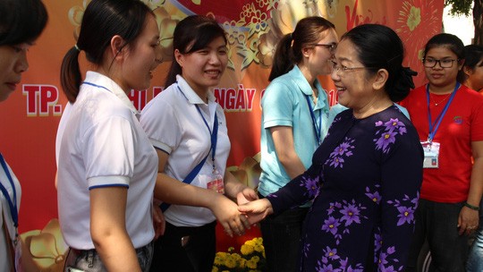 本市市委副書記武氏蓉問候工人。  ​