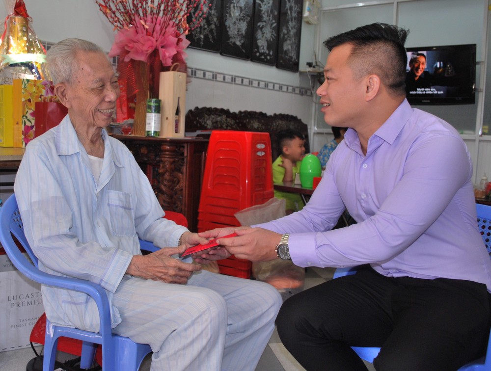 萬盛發集團代表慰問陳大新老先生。