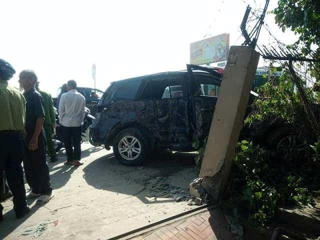 客車撞飛7座轎車致3人死亡