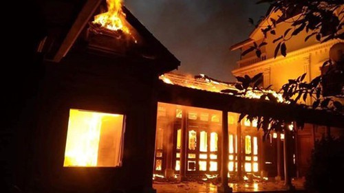 燒香不慎致數十億元木屋付諸一炬