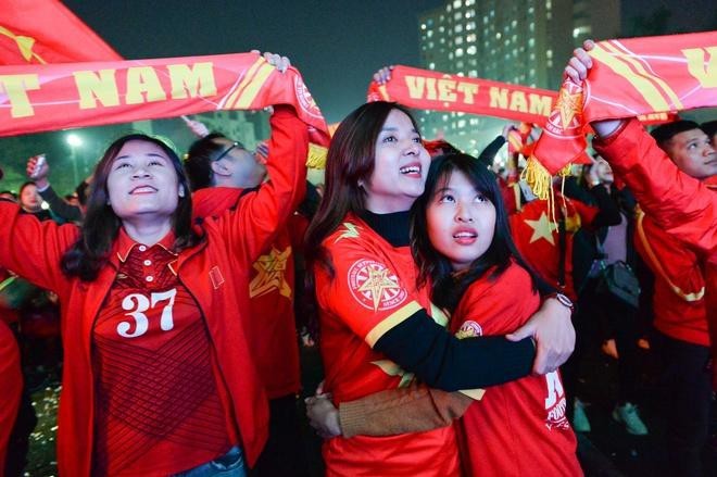 民眾祝賀足球隊勝利 ảnh 2