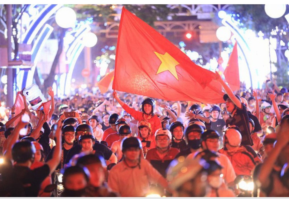 足球的戰勝激發一股奔騰歡呼