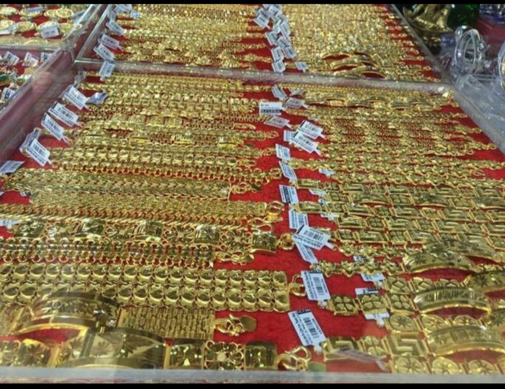 國內黃金週末漲價。