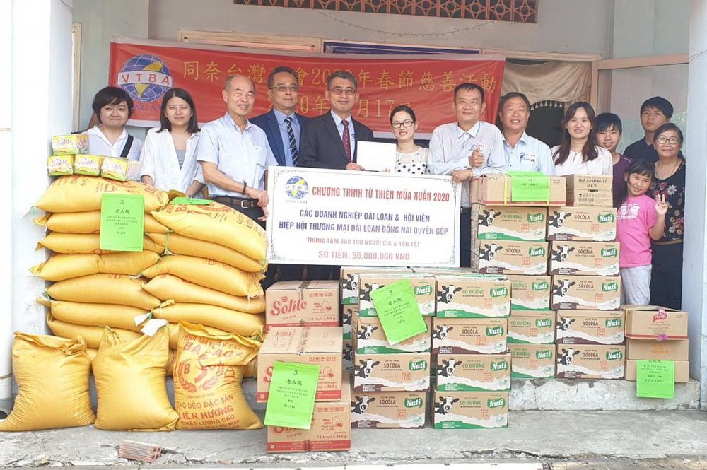   同奈台灣商會到各單位派發禮物。