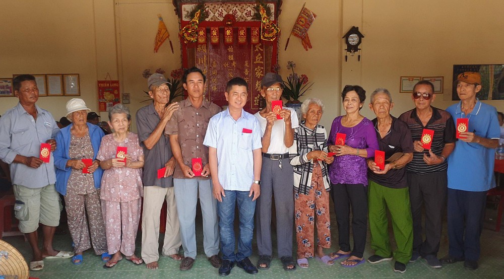 各華人社團派發新年禮物 ảnh 1
