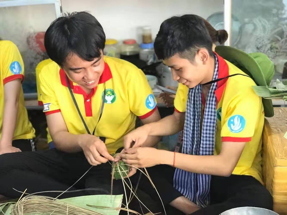 中文系大學生親手包裹粽子。