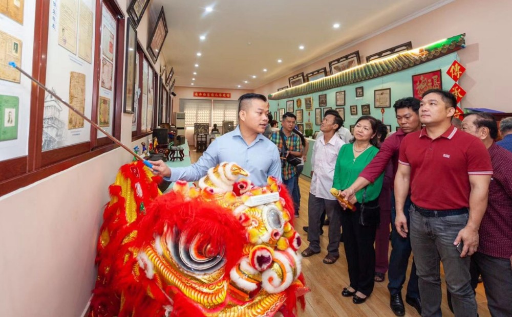 麒麟向參觀者介紹他收藏的懷舊物品。