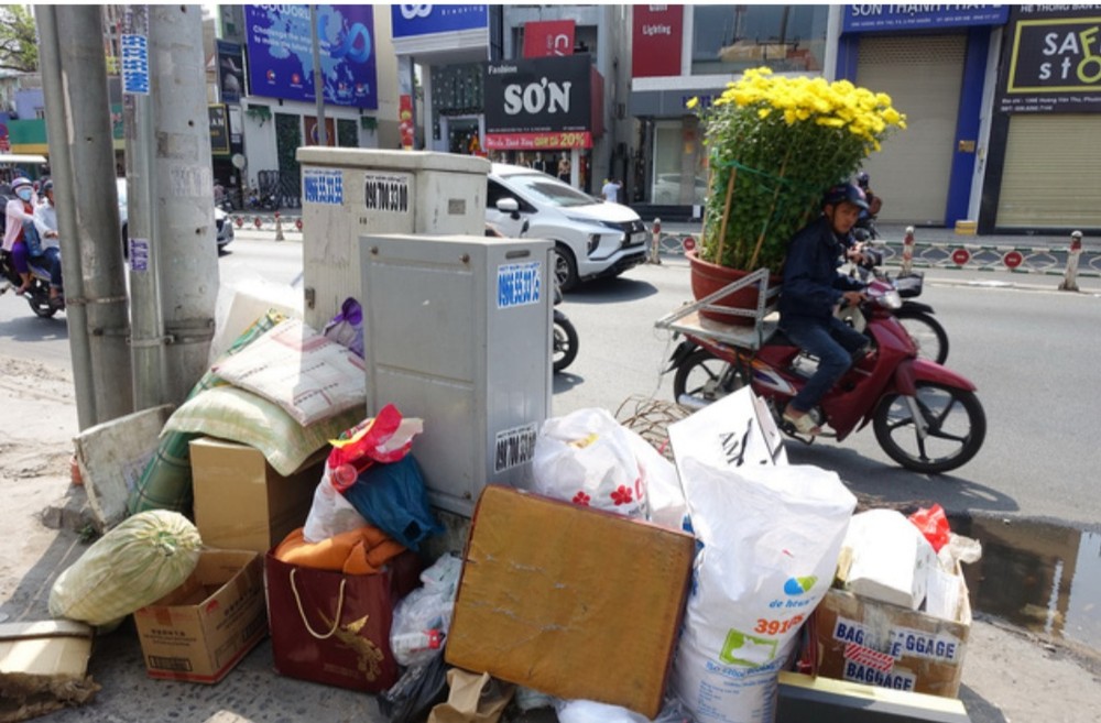 富潤郡黃文樹街上堆積大量垃圾。