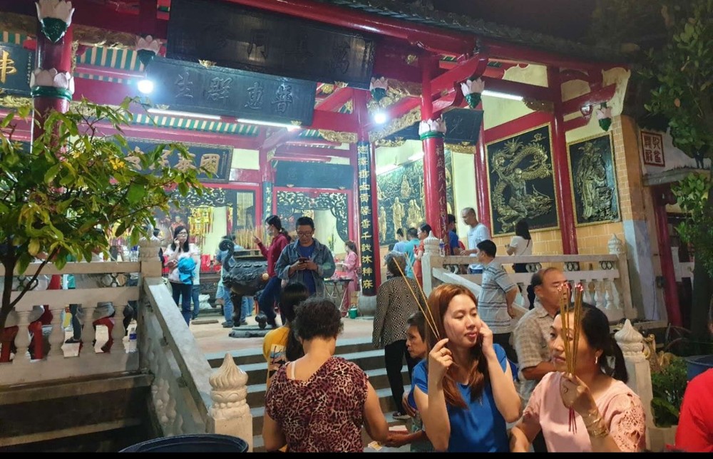 善信在二府会馆上香。