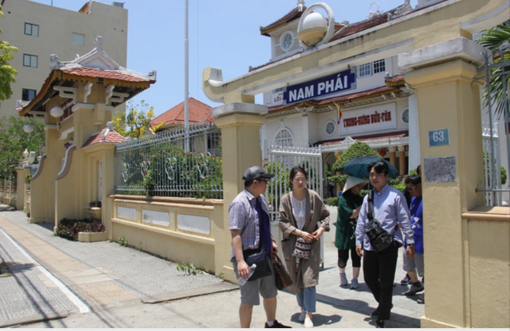 中國遊客到峴港參觀旅遊。