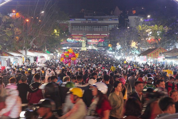 大勒中心區人山人海。