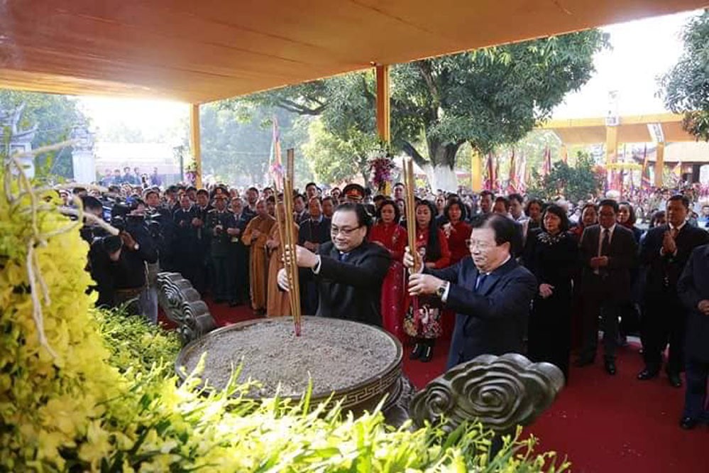 中央、河內是領導在二徵女王廟上香。