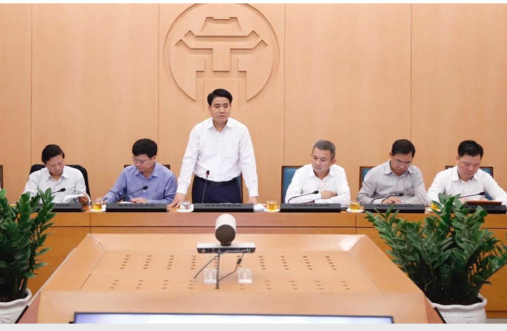 河內市人委會主席阮德鐘會上發表講話。