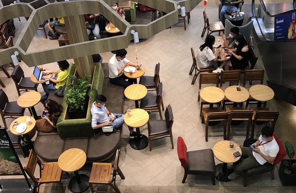 食客要保持至少1米距離。