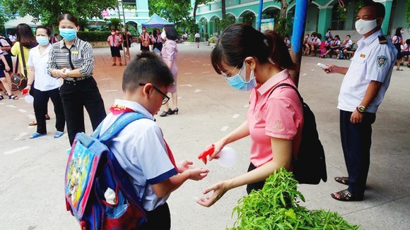 學生重返校園。