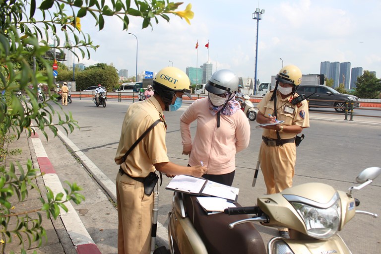 交警要求市民停車檢查。