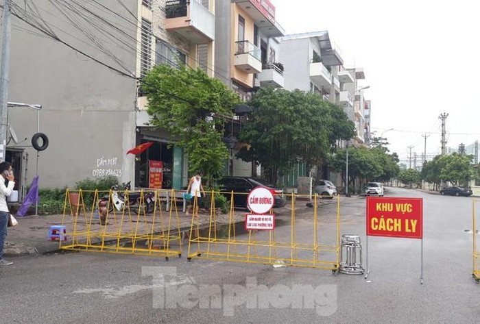職能機關封鎖患者居住區域。(圖源：tienphong))