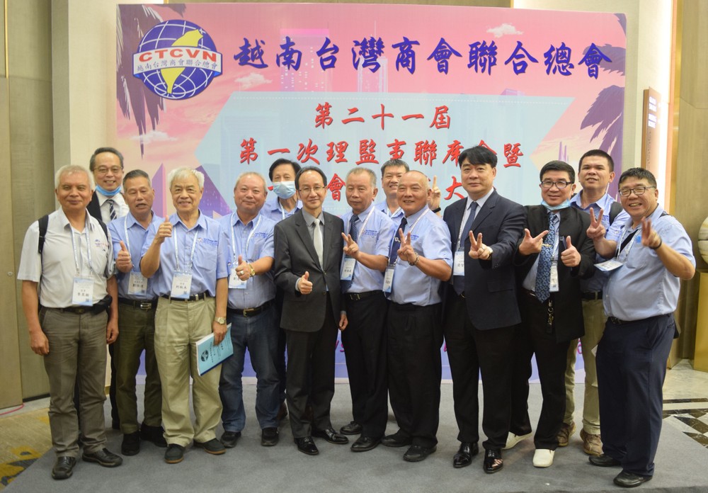 出席與會代表與台商先進祝賀高國華（右五）當選第二十二屆總會長。