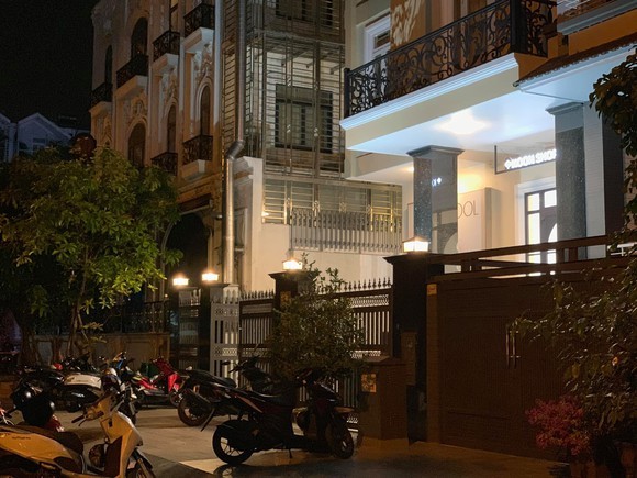 發現行李箱的房子。