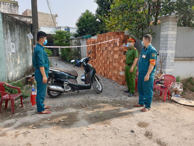 職能機關封鎖阿柯的居住區域。(圖源：tuoitre.vn)