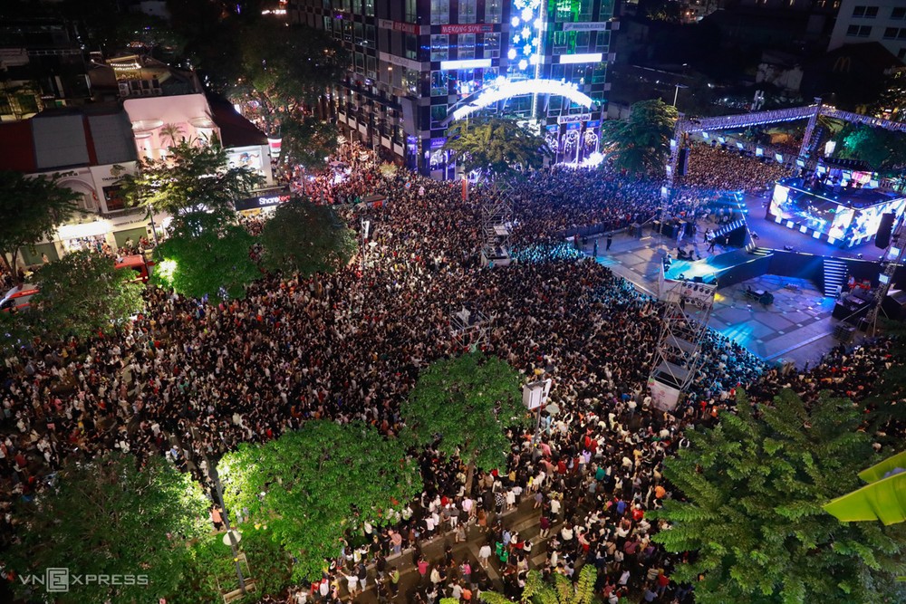 本市燃放煙花慶祝新年 ảnh 3