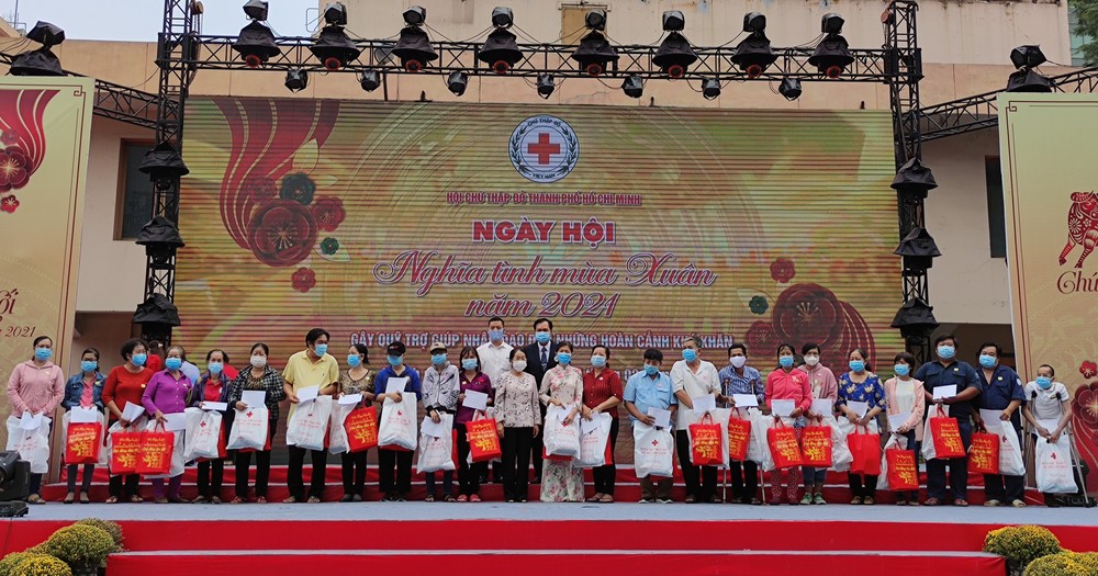 本市領導向貧困戶贈送新年禮物。