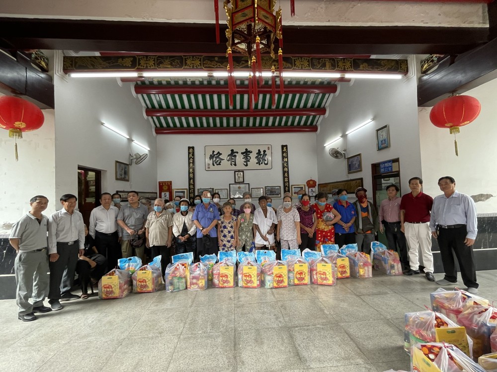 義安會館理事向貧困鄉親贈送禮物。