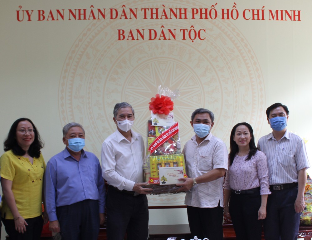 市人委會副主席吳明州（左三）向該處贈送春節禮物。