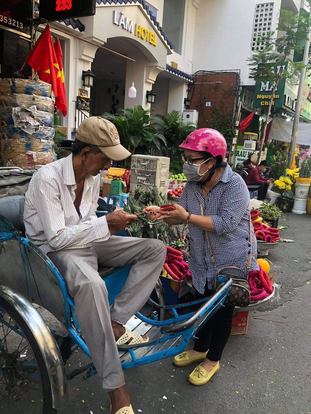 “愛心之家”慈善組向貧困者派發紅包。